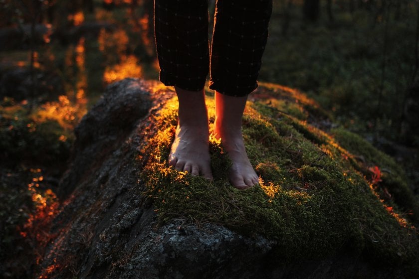 Feet Content Ideas: Inspiration For Poses | Skylum Blog(8)