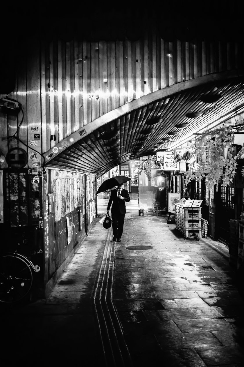 Black And White Night Photography: Light & Shadow In Harmony | Skylum Blog(3)